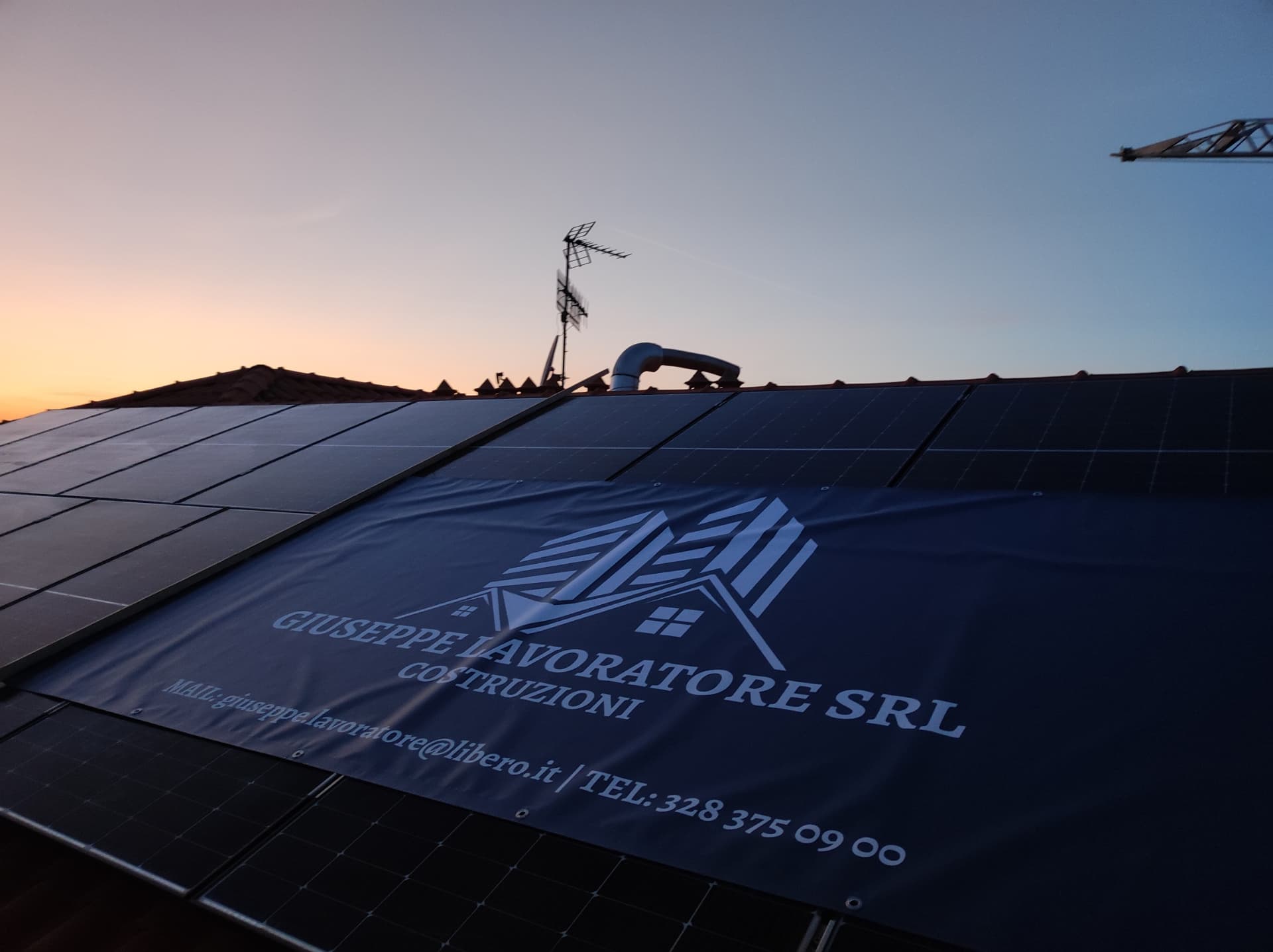 Cantiere fotovoltaico Giuseppe Lavoratore SRL al tramonto