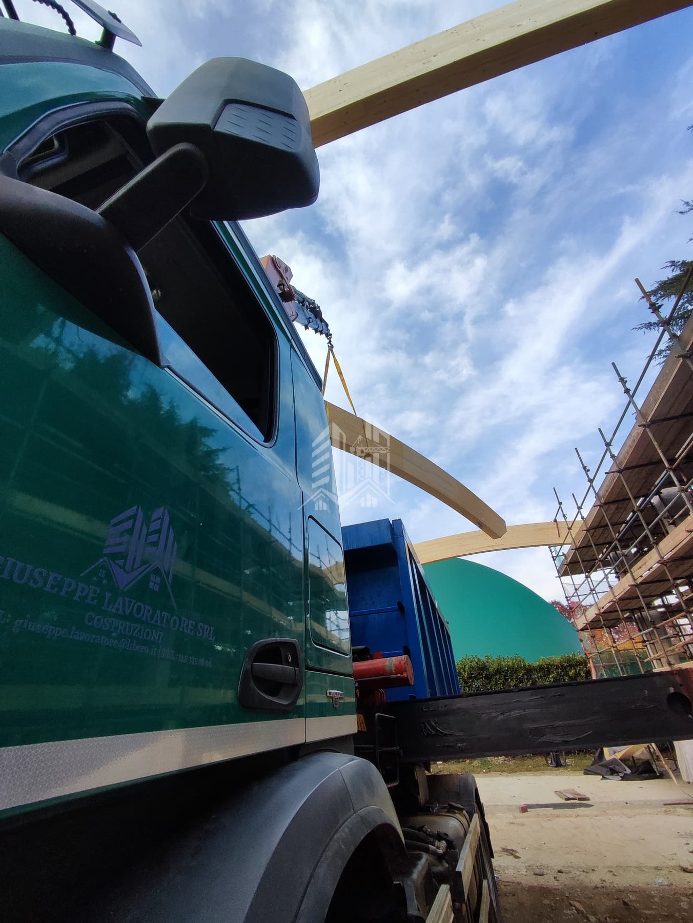 Camion con gru per la movimentazione di travi in legno lamellare